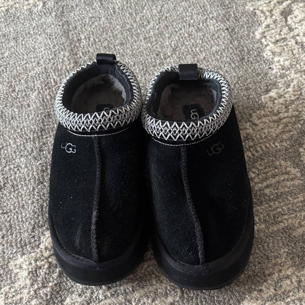 UGG women’s tazz II size 5
